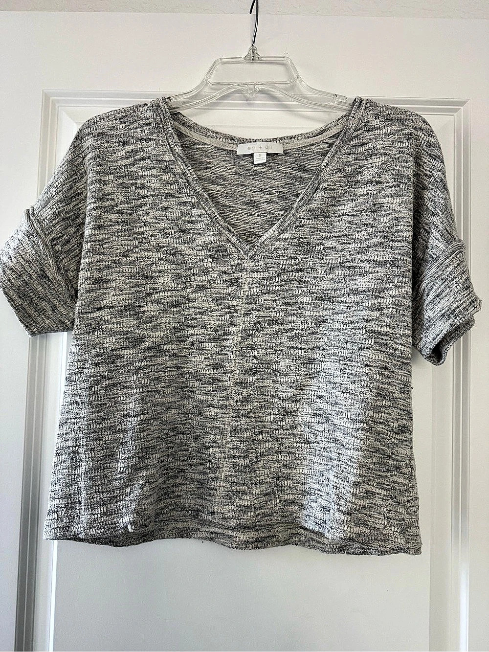 Eri + Ali Short Sleeve V-Neck Top in Gray Size Small Like New